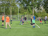 Laatste training S.K.N.W.K. JO7-1 (partijtje tegen de ouders) van maandag 27 mei 2024 (83/180)